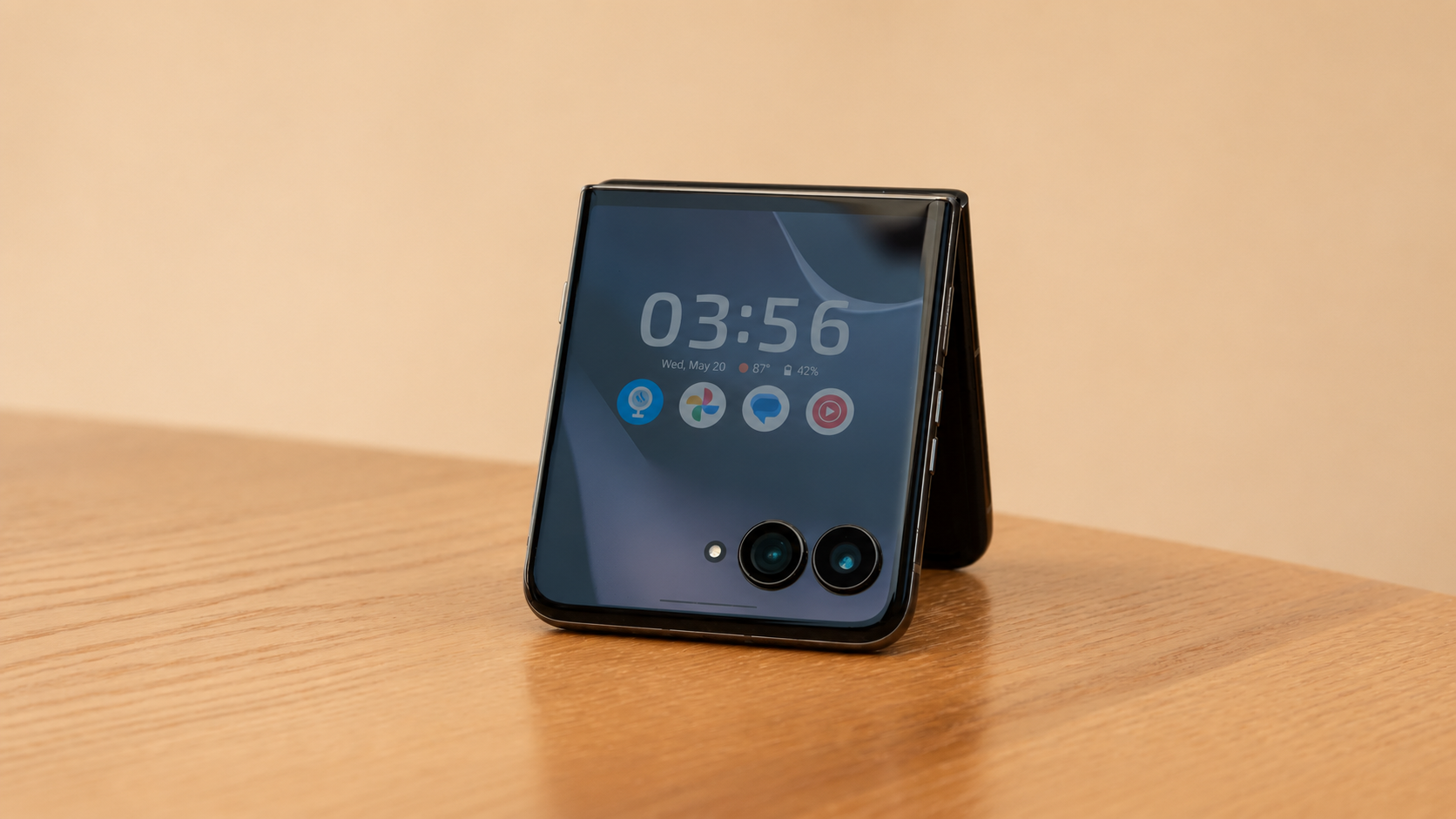 Motorola Razr Ultra 2026 Review: Bigger Battery, Brighter Screens, Higher Price