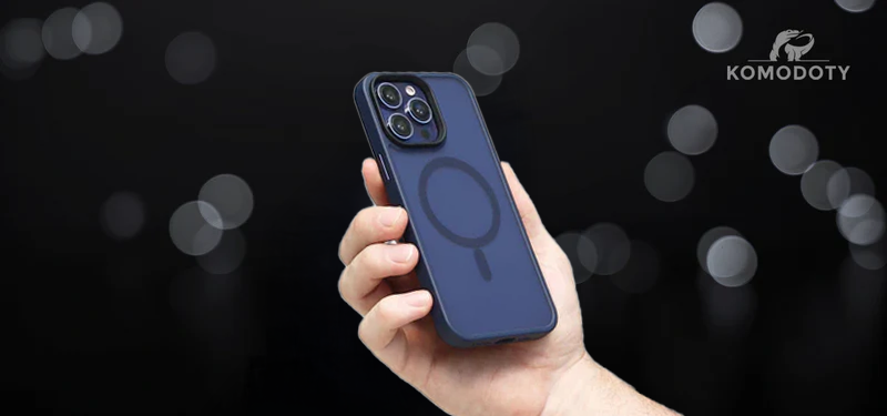 Man hand holding Komodoty Magsafe phone case
