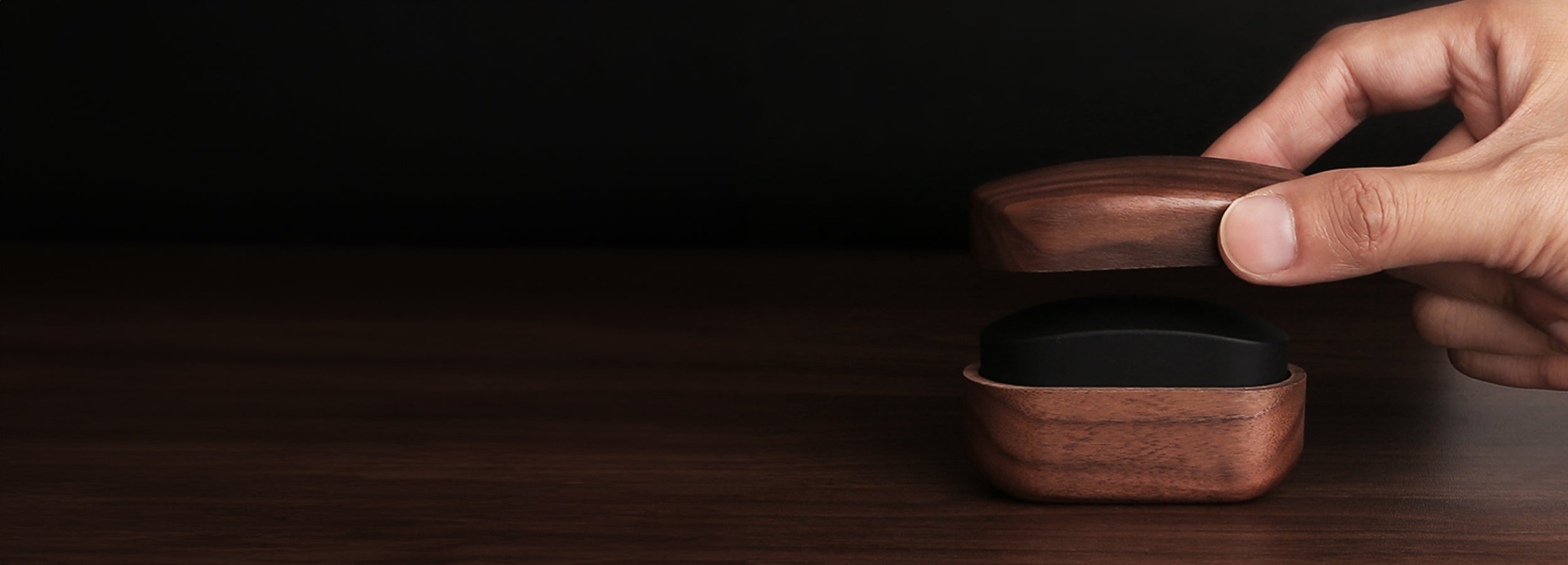 Komodoty Sony WF-1000XM5 Wireless Noise Cancelling Headphones Wood Case lid off